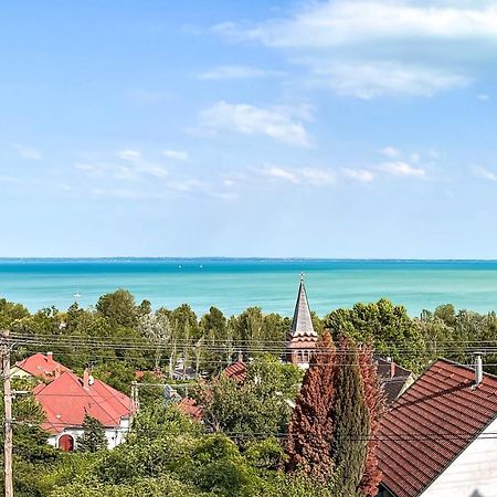 Belvarosi Haz Gyoenyoeru Panoramaval Balatonalmádi Dış mekan fotoğraf