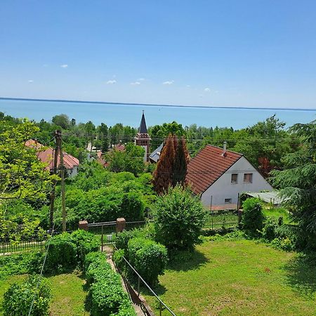 Belvarosi Haz Gyoenyoeru Panoramaval Balatonalmádi Dış mekan fotoğraf
