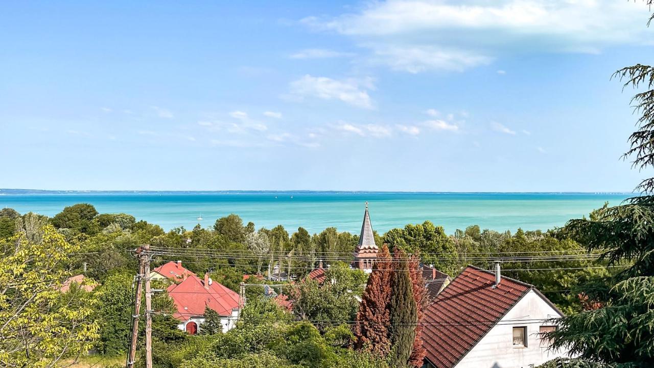 Belvarosi Haz Gyoenyoeru Panoramaval Balatonalmádi Dış mekan fotoğraf