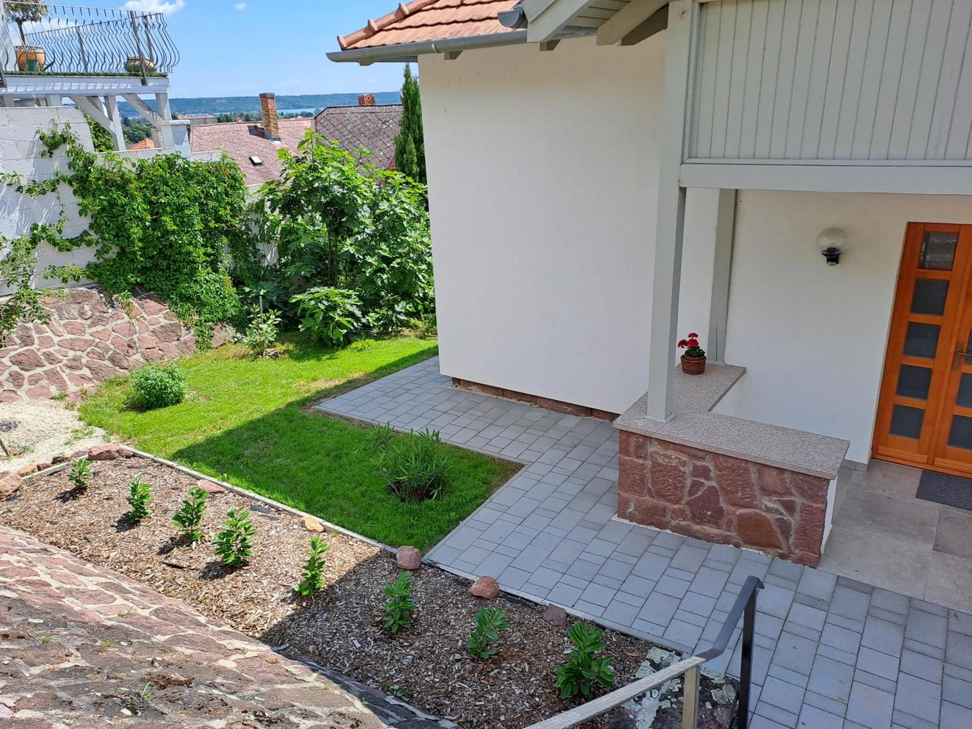 Belvarosi Haz Gyoenyoeru Panoramaval Balatonalmádi Dış mekan fotoğraf